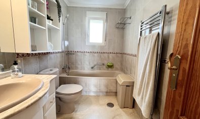 Villa de lujo con vistas panorámicas y amplia parcela en San Miguel de Salinas