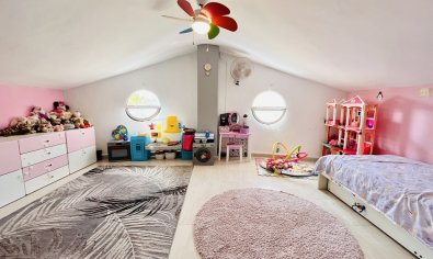 Villa de lujo con vistas panorámicas y amplia parcela en San Miguel de Salinas