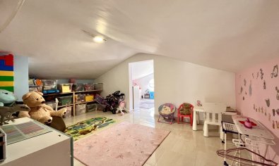 Villa de lujo con vistas panorámicas y amplia parcela en San Miguel de Salinas