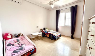 Villa de lujo con vistas panorámicas y amplia parcela en San Miguel de Salinas