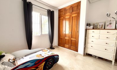 Villa de lujo con vistas panorámicas y amplia parcela en San Miguel de Salinas