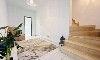 Villa de lujo con vistas panorámicas y amplia parcela en San Miguel de Salinas