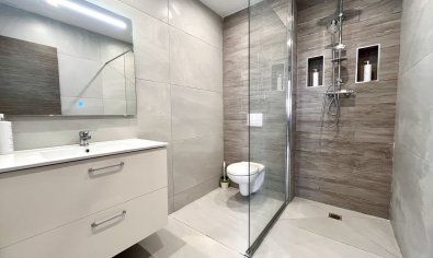 Villa de lujo con vistas panorámicas y amplia parcela en San Miguel de Salinas