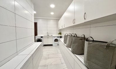 Villa de lujo con vistas panorámicas y amplia parcela en San Miguel de Salinas