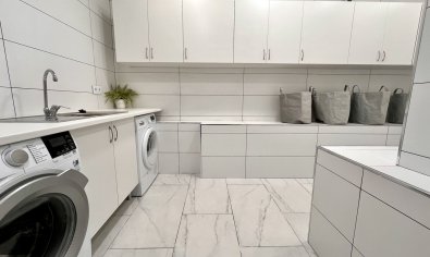 Villa de lujo con vistas panorámicas y amplia parcela en San Miguel de Salinas