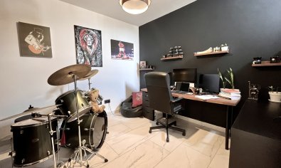 Villa de lujo con vistas panorámicas y amplia parcela en San Miguel de Salinas