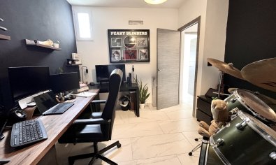 Villa de lujo con vistas panorámicas y amplia parcela en San Miguel de Salinas