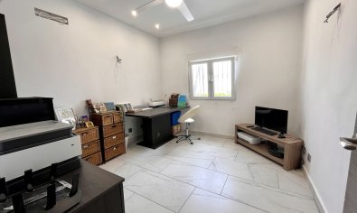 Villa de lujo con vistas panorámicas y amplia parcela en San Miguel de Salinas