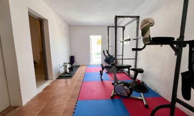 Villa de lujo con vistas panorámicas y amplia parcela en San Miguel de Salinas