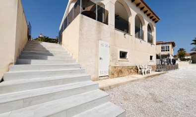 Villa de lujo con vistas panorámicas y amplia parcela en San Miguel de Salinas