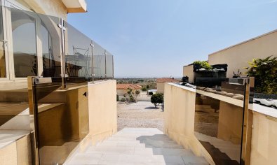 Villa de lujo con vistas panorámicas y amplia parcela en San Miguel de Salinas