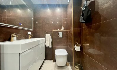 Apartamento moderno de 3 dormitorios con vistas al mar en una ubicación privilegiada en Torrevieja