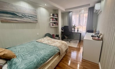 Apartamento moderno de 3 dormitorios con vistas al mar en una ubicación privilegiada en Torrevieja