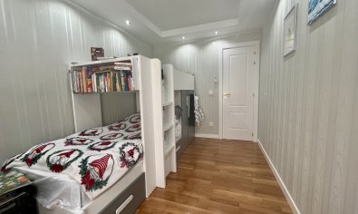 Apartamento moderno de 3 dormitorios con vistas al mar en una ubicación privilegiada en Torrevieja