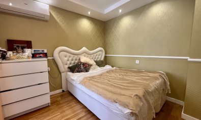 Apartamento moderno de 3 dormitorios con vistas al mar en una ubicación privilegiada en Torrevieja