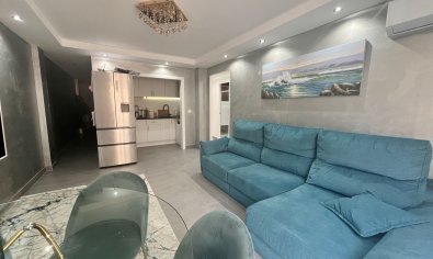 Apartamento moderno de 3 dormitorios con vistas al mar en una ubicación privilegiada en Torrevieja