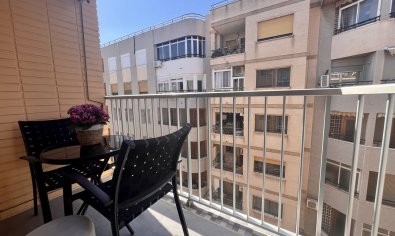 Apartamento moderno de 3 dormitorios con vistas al mar en una ubicación privilegiada en Torrevieja
