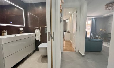 Apartamento moderno de 3 dormitorios con vistas al mar en una ubicación privilegiada en Torrevieja