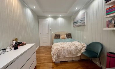 Apartamento moderno de 3 dormitorios con vistas al mar en una ubicación privilegiada en Torrevieja