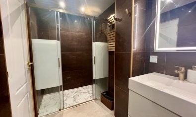 Apartamento moderno de 3 dormitorios con vistas al mar en una ubicación privilegiada en Torrevieja