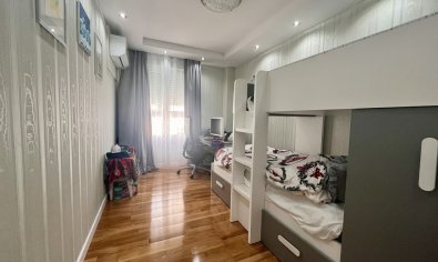 Apartamento moderno de 3 dormitorios con vistas al mar en una ubicación privilegiada en Torrevieja
