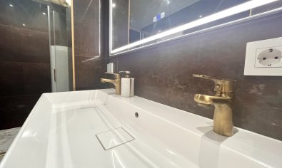 Apartamento moderno de 3 dormitorios con vistas al mar en una ubicación privilegiada en Torrevieja