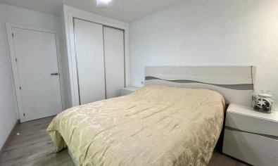 Apartamento luminoso y moderno de 4 dormitorios en el centro de Torrevieja, cerca de la playa
