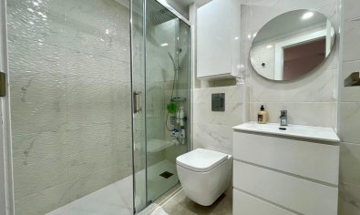 Apartamento luminoso y moderno de 4 dormitorios en el centro de Torrevieja, cerca de la playa