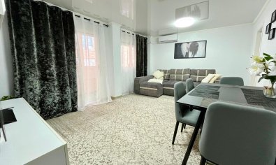 Apartamento luminoso y moderno de 4 dormitorios en el centro de Torrevieja, cerca de la playa