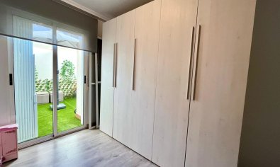 Apartamento luminoso y moderno de 4 dormitorios en el centro de Torrevieja, cerca de la playa