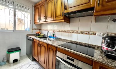 Apartamento luminoso y moderno de 4 dormitorios en el centro de Torrevieja, cerca de la playa