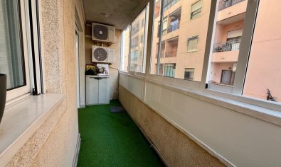 Apartamento luminoso y moderno de 4 dormitorios en el centro de Torrevieja, cerca de la playa