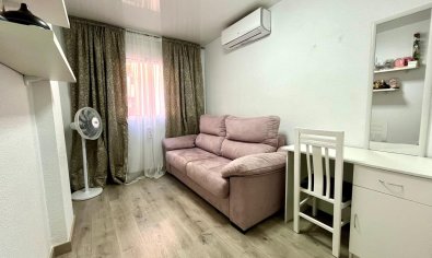 Apartamento luminoso y moderno de 4 dormitorios en el centro de Torrevieja, cerca de la playa