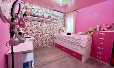 Apartamento luminoso y moderno de 4 dormitorios en el centro de Torrevieja, cerca de la playa