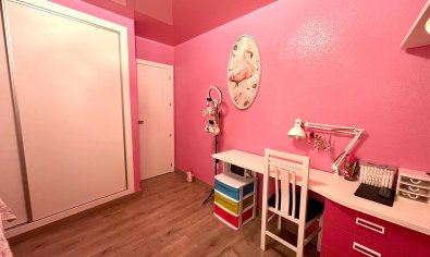 Apartamento luminoso y moderno de 4 dormitorios en el centro de Torrevieja, cerca de la playa