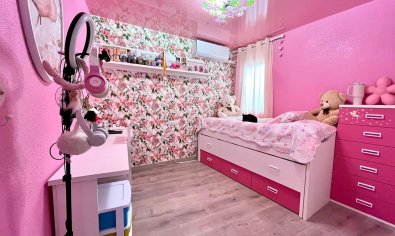 Apartamento luminoso y moderno de 4 dormitorios en el centro de Torrevieja, cerca de la playa