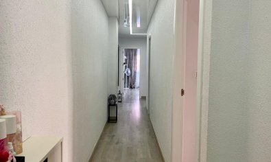 Apartamento luminoso y moderno de 4 dormitorios en el centro de Torrevieja, cerca de la playa