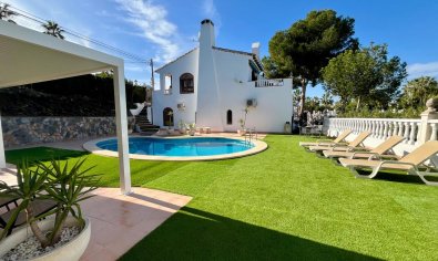 Vrijstaande villa in Villamartín met zwembad, golfzicht en 4 slaapkamers