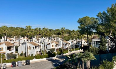 Vrijstaande villa in Villamartín met zwembad, golfzicht en 4 slaapkamers