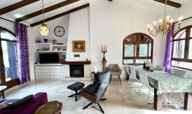 Vrijstaande villa in Villamartín met zwembad, golfzicht en 4 slaapkamers
