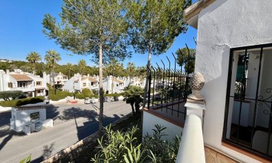 Vrijstaande villa in Villamartín met zwembad, golfzicht en 4 slaapkamers