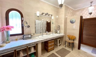Vrijstaande villa in Villamartín met zwembad, golfzicht en 4 slaapkamers