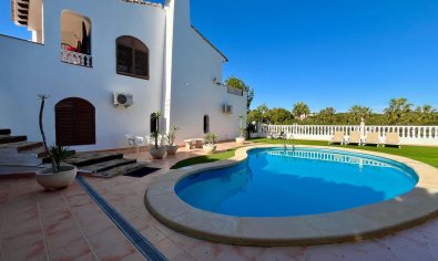Vrijstaande villa in Villamartín met zwembad, golfzicht en 4 slaapkamers