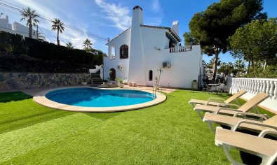 Vrijstaande villa in Villamartín met zwembad, golfzicht en 4 slaapkamers
