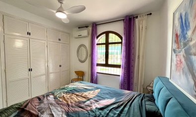 Vrijstaande villa in Villamartín met zwembad, golfzicht en 4 slaapkamers