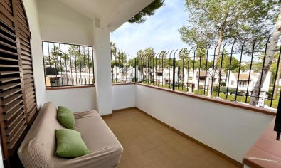 Vrijstaande villa in Villamartín met zwembad, golfzicht en 4 slaapkamers