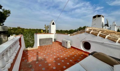 Vrijstaande villa in Villamartín met zwembad, golfzicht en 4 slaapkamers