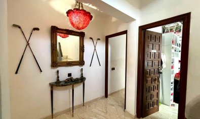 Vrijstaande villa in Villamartín met zwembad, golfzicht en 4 slaapkamers