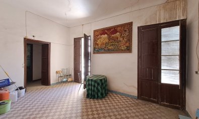 Uniek historisch pand in Orihuela met investeringspotentieel en bergzicht