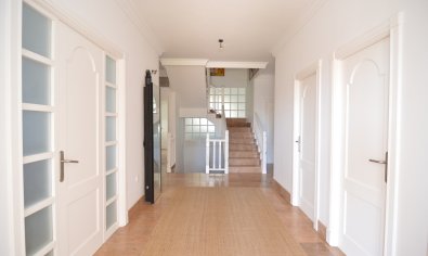 Luxe gerenoveerde villa met zwembad en dubbele garage in Torrevieja, 4 slaapkamers